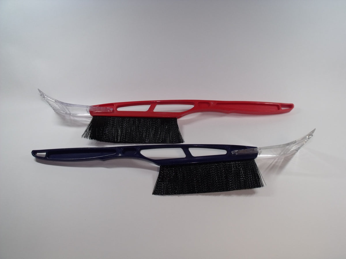 Zwei Eiskratzer in Rot und Blau mit schwarzen Schneebesen und transparenten Kratzkanten